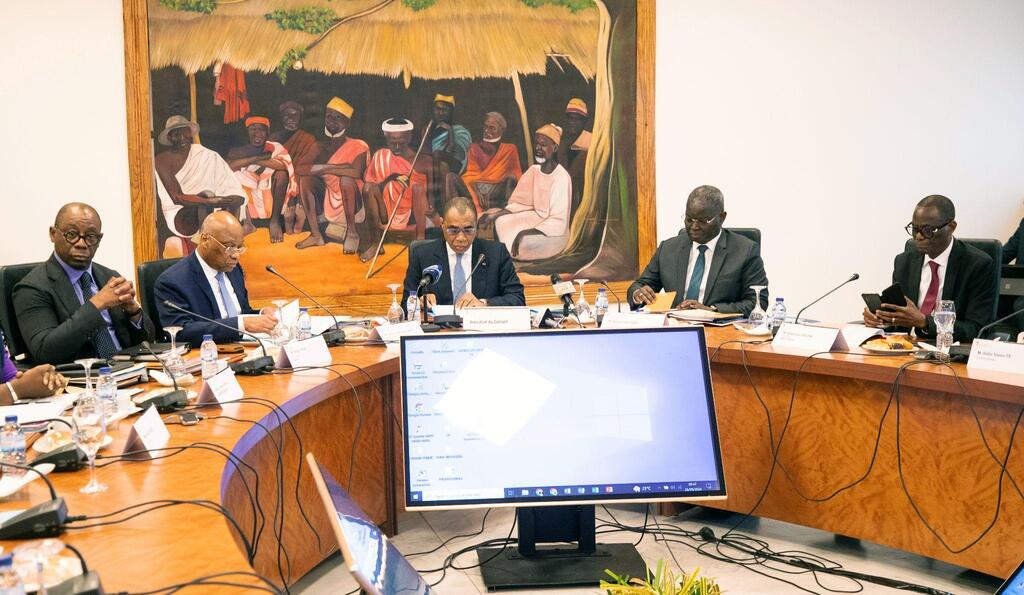 De la gauche vers la droite, M. Serge EKUE, Président de la BOAD, M. Jean-Claude Kassi BROU, Gouverneur de la BCEAO, M. Adama COULIBALY, Ministre des Finances et du Budget de la République de Côte d’Ivoire, Président du Conseil des Ministres, M. Abdoulaye DIOP, Président de la Commission de l’UEMOA et M. Badanam PATOKI, Président de l’AMF-UMOA