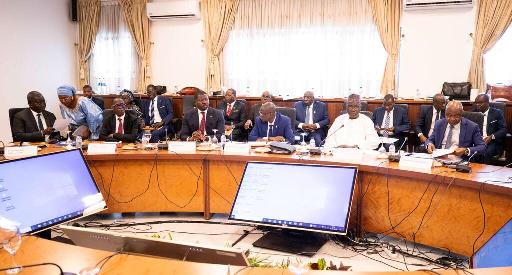 Session ordinaire du Conseil des Ministres de l'UEMOA à l'Agence principale de la BCEAO à Bissau (Guinée Bissau), présidée par Monsieur Adama COULIBALY, Ministre des Finances et du Budget de la République de Côte d'Ivoire et Président du Conseil des Ministres de l'UEMOA.