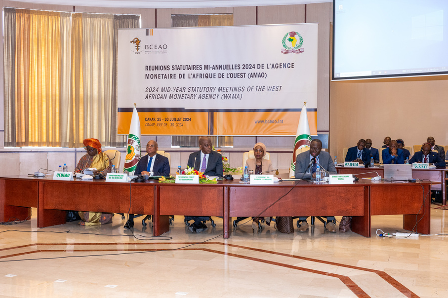 De gauche à droite, Mme Massandjé Touré-Litsé (Commissaire Chargée des Affaires Économiques et à l’Agriculture de la Commission de la CEDEAO), M. Jean-Claude Kassi Brou (Gouverneur de la BCEAO), M. Olayemi Cardoso (Gouverneur de la Banque Centrale du Nigéria), Mme Lady Bana-Keffi (Présidente du Comité Technique), M. Bamba Saho (Directeur Général de l’AMAO)