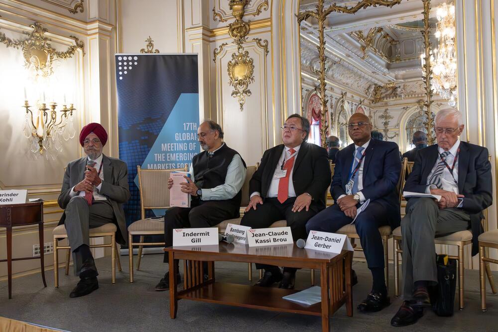 De gauche à droite : Harinder Kohli, Indermit Gill (Economiste en chef du groupe de la Banque mondiale et Premier Vice-président pour l'économie du développement), Bambang Brodjonegoro (Président du Conseil des Commissaires, Bukalapak et PT Telkom), Jean-Claude Kassi Brou (Gouverneur de la BCEAO), et Jean-Daniel Gerber (Président du Conseil d'Administration, Fonds suisse d'investissement dans les marchés émergents) 