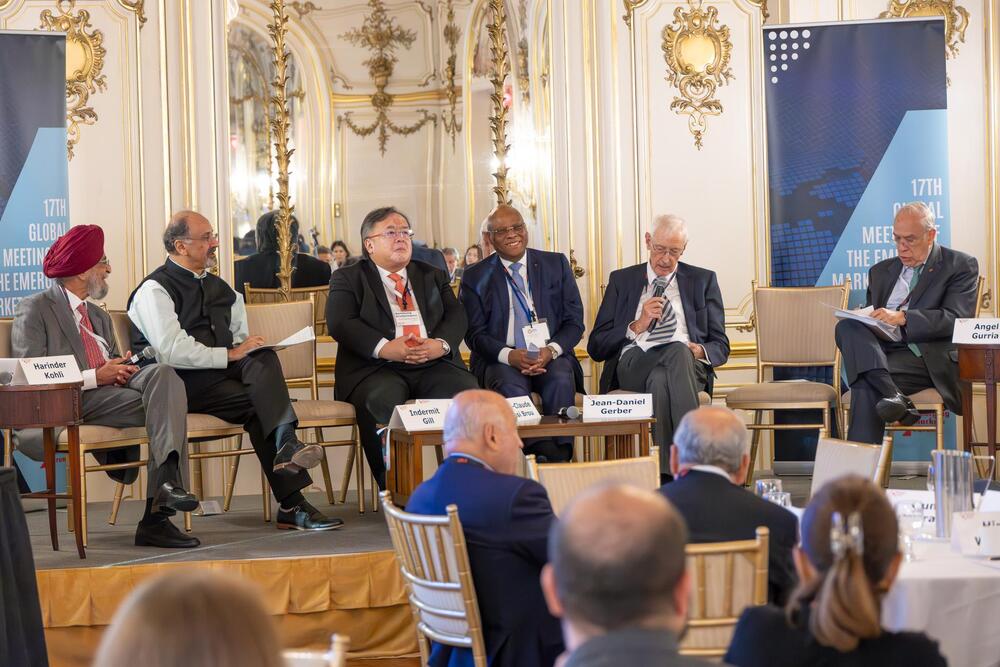 Echanges entre les panélistes lors de la session sur l'état de l'économie mondiale à la 17e rencontre du Forum des Marchés Emergents