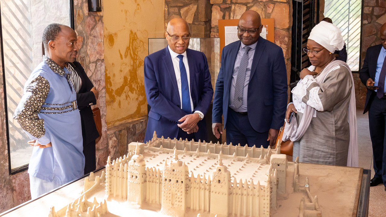 Le Gouverneur Jean-Claude Kassi BROU en visite au Musée national du Mali