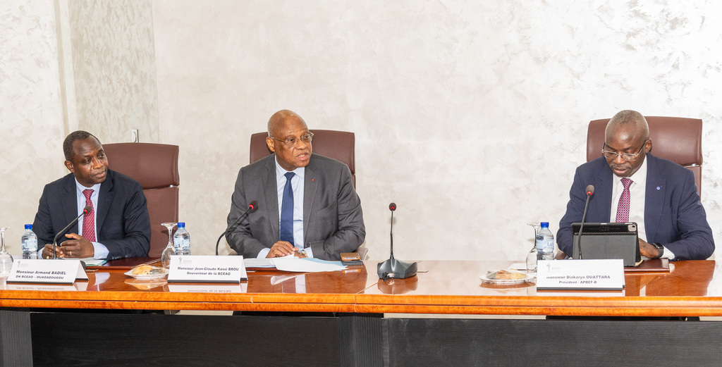 Au centre, M. Jean-Claude Kassi BROU, Gouverneur de la BCEAO ; à gauche, M. Armand BADIEL, Directeur National de la BCEAO Burkina Faso ; et à droite, Idrissa Nassa, Président de l’APBEF-BF