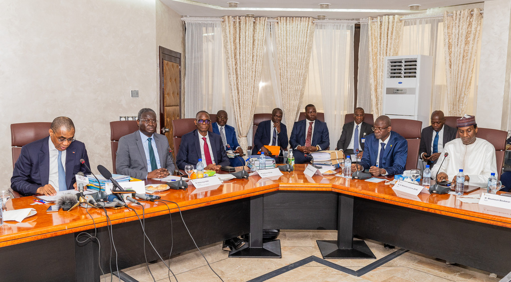 Session ordinaire du Conseil des Ministres de l'UEMOA à l'Agence principale de la BCEAO à Ouagadougou (Burkina Faso), présidée par Monsieur Adama COULIBALY, Ministre des Finances et du Budget de la République de Côte d'Ivoire et Président du Conseil des Ministres de l'UEMOA.