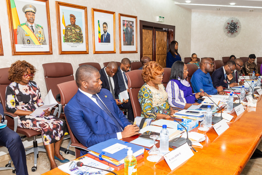 Session ordinaire du Conseil des Ministres de l'UEMOA à l'Agence principale de la BCEAO à Ouagadougou (Burkina Faso), présidée par Monsieur Adama COULIBALY, Ministre des Finances et du Budget de la République de Côte d'Ivoire et Président du Conseil des Ministres de l'UEMOA.