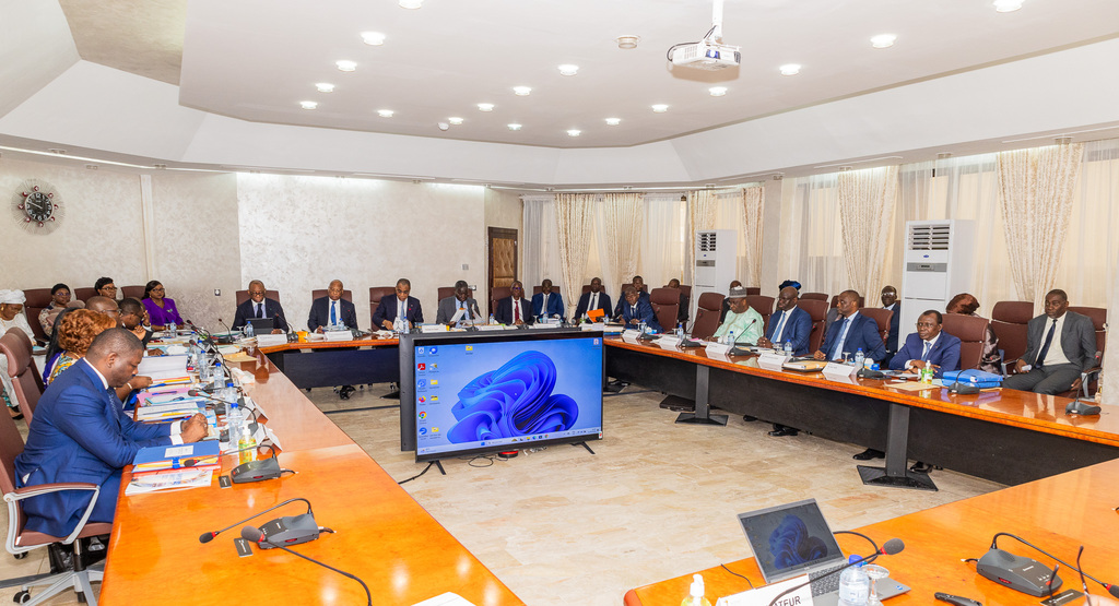 Session ordinaire du Conseil des Ministres de l'UEMOA à l'Agence principale de la BCEAO à Ouagadougou (Burkina Faso), présidée par Monsieur Adama COULIBALY, Ministre des Finances et du Budget de la République de Côte d'Ivoire et Président du Conseil des Ministres de l'UEMOA.