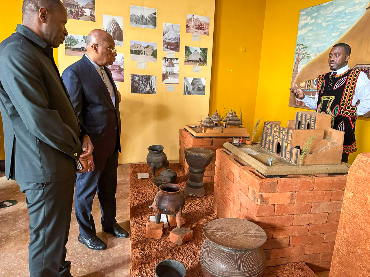 Le Gouverneur de la BCEAO en visite au Musée National du Cameroun