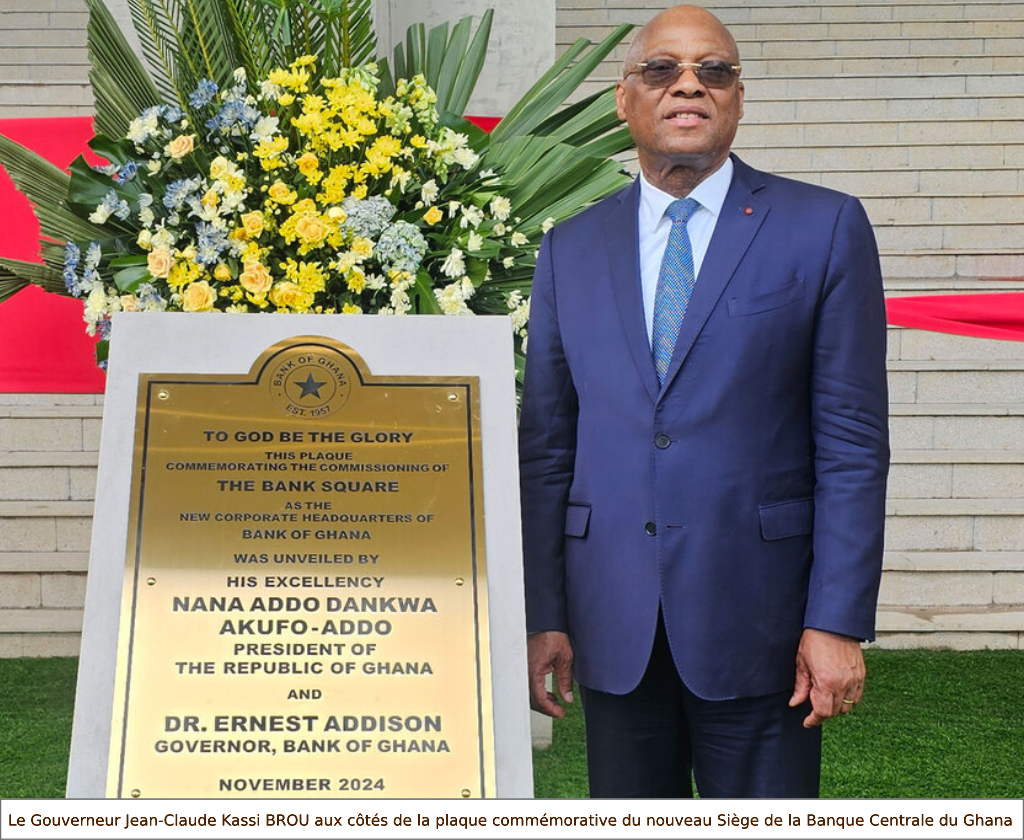 Le Gouverneur Jean-Claude Kassi BROU aux côtés de la plaque commémorative du nouveau Siège de la Banque Centrale du Ghana