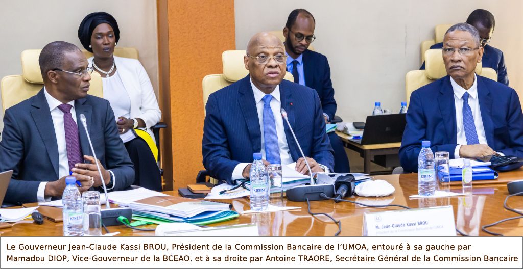 Le Gouverneur Jean-Claude Kassi BROU, Président de la Commission Bancaire de l’UMOA, entouré à sa gauche par Mamadou DIOP, Vice-Gouverneur de la BCEAO, et à sa droite par Antoine TRAORE, Secrétaire Général de la Commission Bancaire