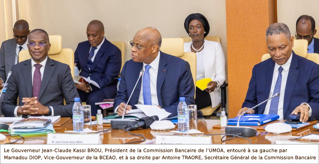 Le Gouverneur Jean-Claude Kassi BROU, Président de la Commission Bancaire de l’UMOA, entouré à sa gauche par Mamadou DIOP, Vice-Gouverneur de la BCEAO, et à sa droite par Antoine TRAORE, Secrétaire Général de la Commission Bancaire