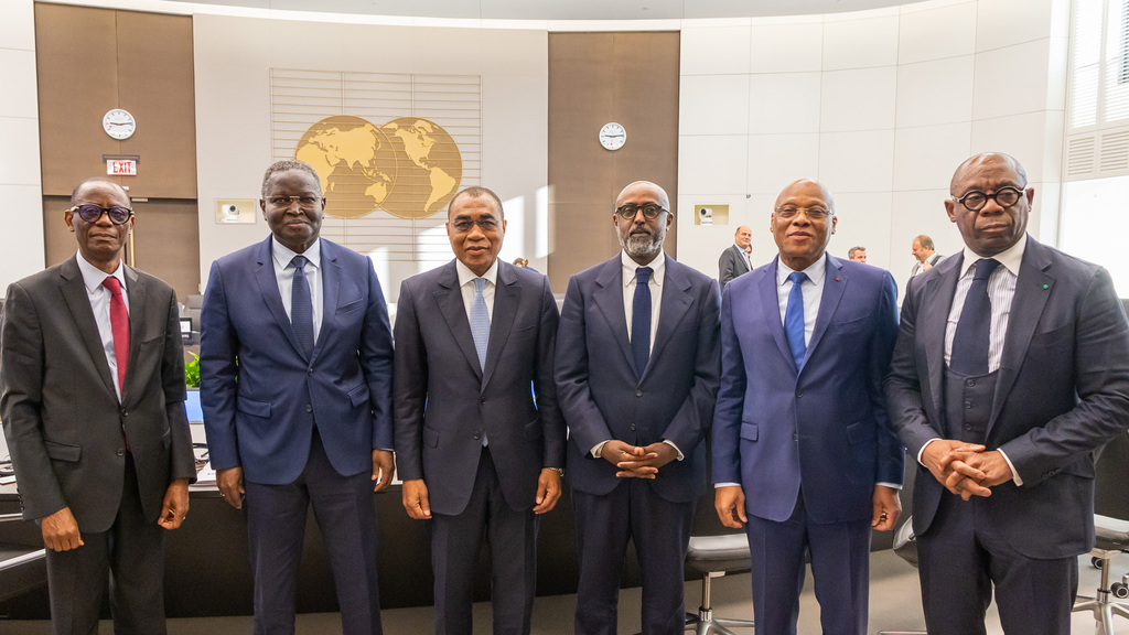 Au centre de la photo : Adama COULIBALY, Ministre des Finances et du Budget de la Côte d'Ivoire, Président du Conseil des Ministres de l'UEMOA, entouré à sa droite par Abebe Aemro SELASSIE, Directeur du Département Afrique du FMI, Jean-Claude Kassi BROU, Gouverneur de la BCEAO, et Serge EKUE, Président de la BOAD, et à sa gauche par Abdoulaye DIOP, Président de la Commission de l'UEMOA, et Badanam PATOKI, Président de l'AMF-UMOA